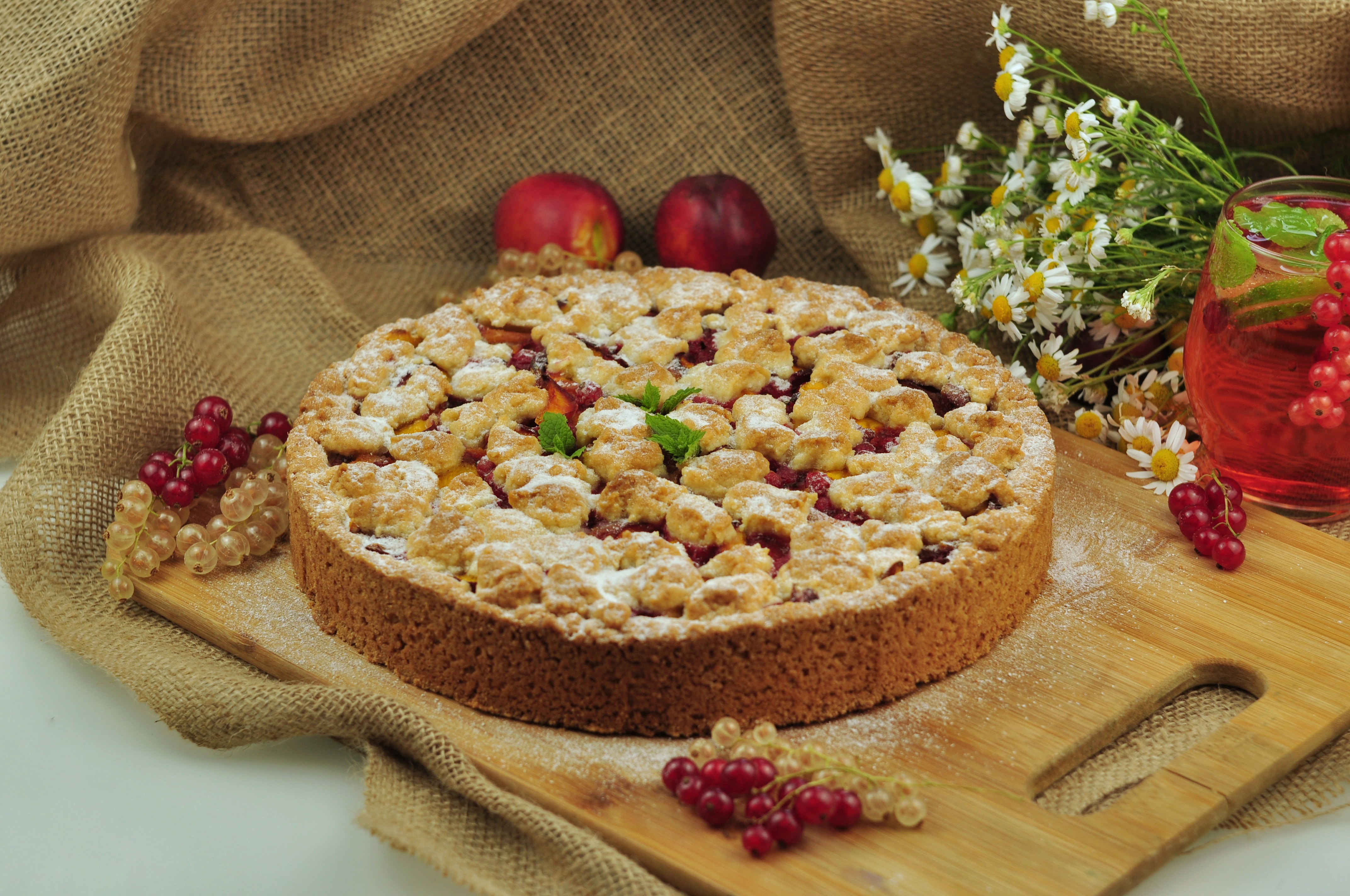 Пиріг з персиками та порічкою